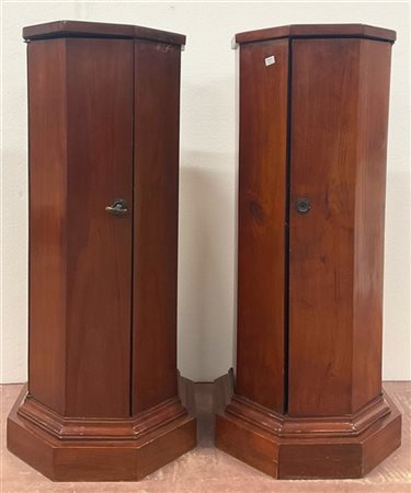 Coppia di comodini a colonna in mogano di forma ottagonale a un'anta con ripian