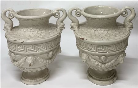 Manifattura di Cantagalli. Coppia di vasi biansati in terracotta smaltata bianc