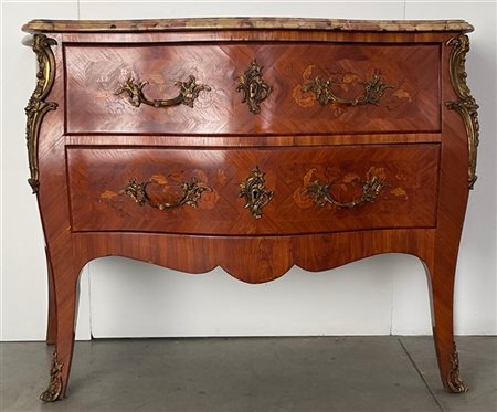 Comò a due cassetti di forma bombata lastronato ed intarsiato in legni vari a m