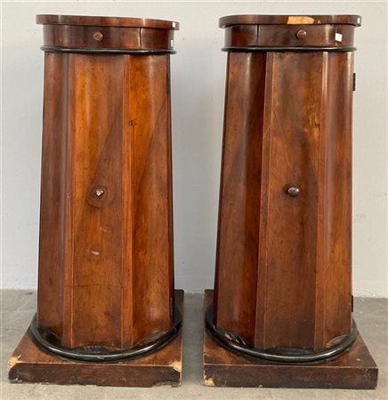 Coppia di comodini in legno di frutto a foggia di colonna esagonale sagomata co