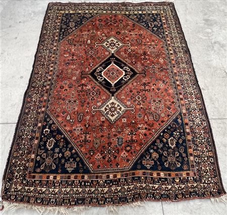 Tappeto Qashqai, Persia, inizio secolo XX. Decoro con tre medaglioni romboidali