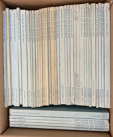 Lotto di tre cartoni, uno contenente varie pubblicazioni della Gazette des beau