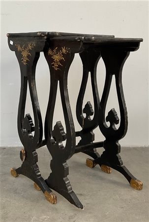 Tavolino a nido con due elementi in legno laccato nero con decoro floreale e ca