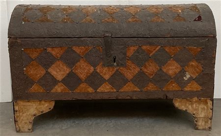 Antico baule in legno rivestito in velluto e placche in ferro battuto (cm 101x6