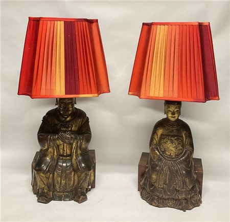 Coppia di sculture in legno intagliato e dorato raffiguranti dignitari assisi,