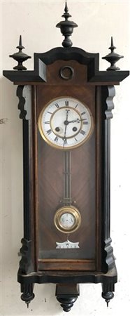 Orologio da parete con cassa in legno e vetri. Quadrante in smalto bianco a cif