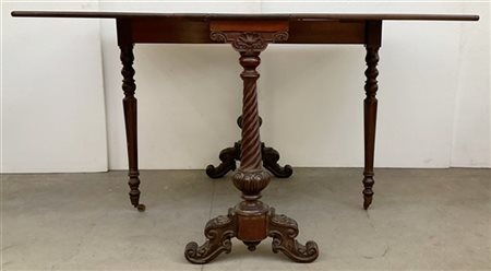 Tavolo ad alette in mogano, gambe e traverse tornite, piedi a volute. Secolo XI