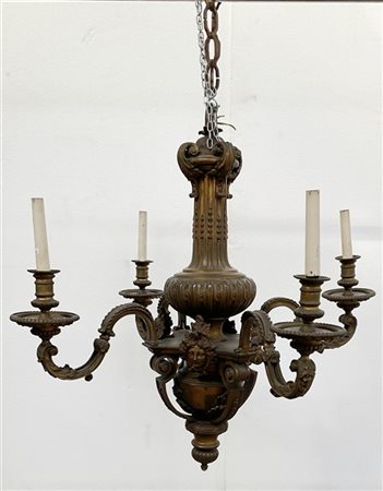 Lampadario in bronzo a quattro fiamme con corpo a balaustro decorato in rilievo