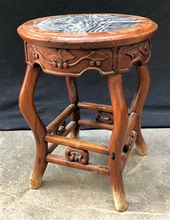 Tavolino tondo con fascia intagliata a foglie, gambe mosse riunite da traversa,