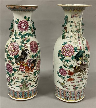 Due vasi a balaustro in porcellana Famiglia Rosa con decoro con fagiani tra bam