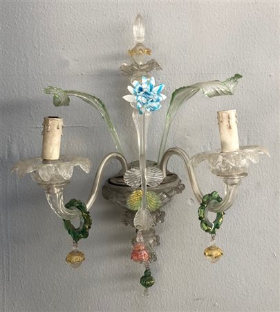 Coppia di applique in vetro policromo con inclusioni in oro a due bracci con fo