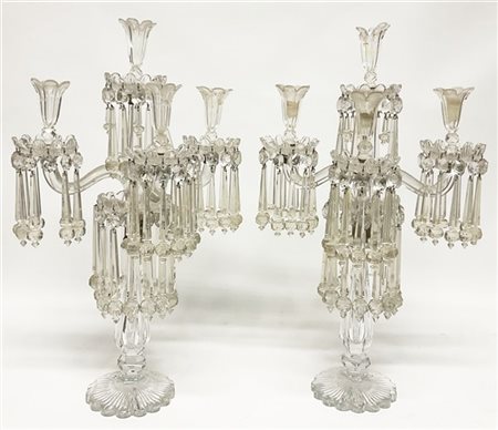 Coppia di girandole con pendenti in vetro sfaccettato a quattro fiamme (h. cm 7