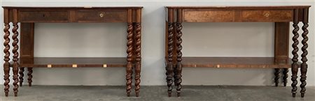 Coppia di tavoli da parete in noce, lastronati in piuma e radicati. Due cassett