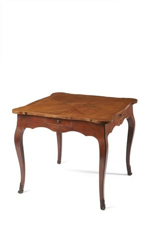 Tavolo da gioco di forma mossa in ciliegio. Piano in piuma. Quattro cassetti ne