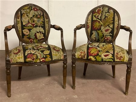 Coppia di piccole poltrone in legno intagliato con seduta, schienale e bracciol