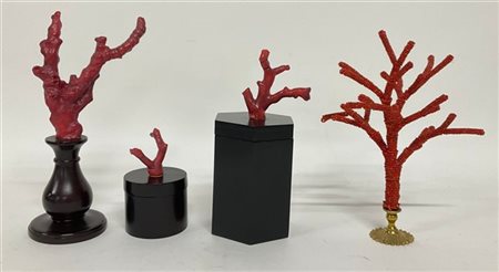 Lotto composto da due scatole in legno con prese dei coperchi a finto corallo,