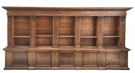 Grande libreria di struttura architettonica in noce, parte superiore con ripian