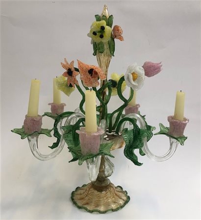Manifattura di Murano. Candelabro da tavolo in vetro soffiato policromo, a cinq