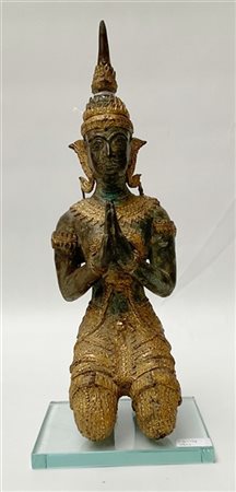 Buddha in bronzo su base in plexiglass
Tailandia, sec. XIX-XX
(h. cm. 33)