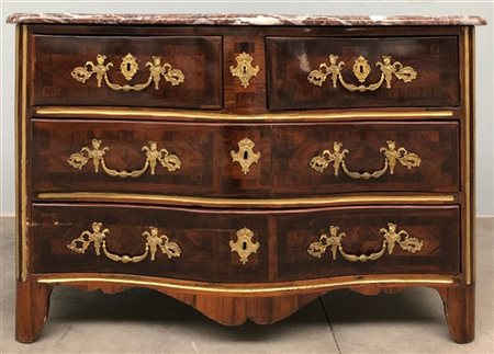 Cassettone lastronato e intarsiato in palisssandro e bois de violette, fronte m