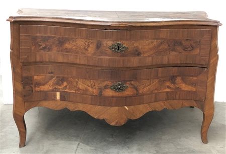 Comó a due cassetti lastronato, radicato e filettato. Fronte e fianchi mossi. S