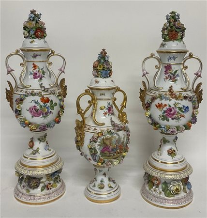 Manifatture differenti dell'inizio del secolo XX Coppia di vasi e un vaso con c