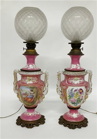 Manifattura francese, secolo XIX. Coppia di lampade ad olio in porcellana a fon