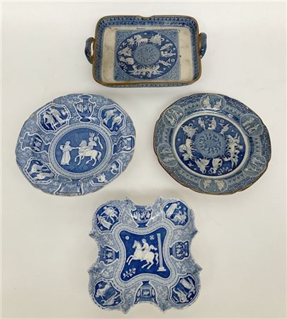 Manifattura inglese, lotto composto da due vassoietti e due piatti in ceramica