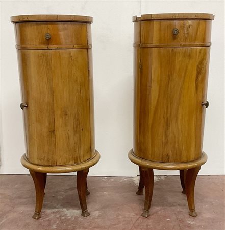 Coppia di comodini a colonna lastronati in noce ad un cassetto ed un'anta poggi