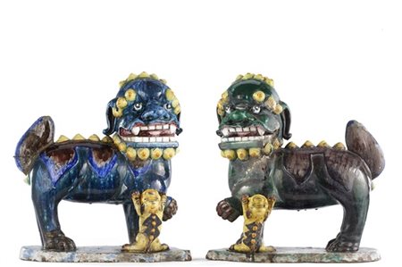 Due cani di Pho in ceramica smaltata in policromia
Cina, sec. XIX-XX (gravi dif