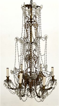 Lampadario a sei luci in bronzo dorato decorato a motivi geometrici e volute fo