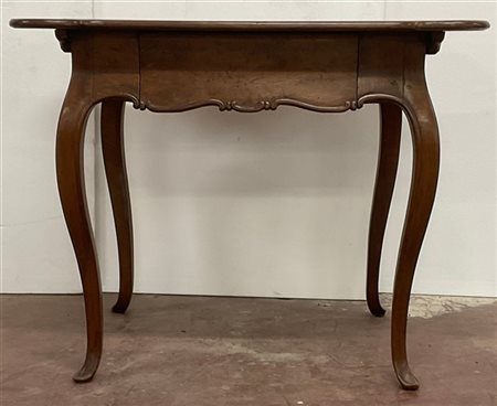 Tavolo scrittoio in noce con piano di forma sagomata e cassetto sottopiano. Gam