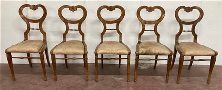 Gruppo di cinque sedie lastronate in radica di ulivo di forma mossa con schiena