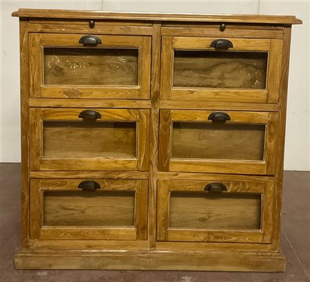 Piccola credenza in legno intagliato a sei cassetti a vetri con maniglie in fer