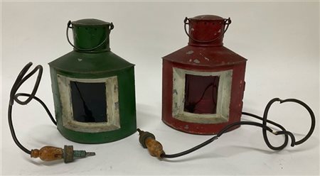 Coppia di lanterne in metallo laccato con vetri curvati policromi. Secolo XX (d