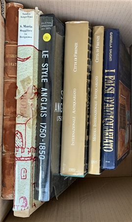 Cartone contenente sei volumi inerenti l'antiquariato, l'arte e l'arredamento r