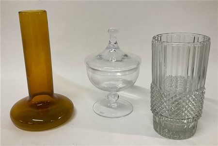 Lotto composto da una coppa con coperchio e due vasi portafiori di forme e misu