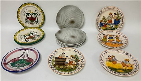 Lotto di quindici piatti in ceramica policroma di forme e decori diversi (difet