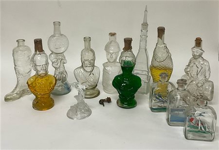 Lotto composto da numerose bottiglie figurate e altri oggetti in vetro (difetti