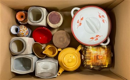 Due cartoni contenenti numerosi oggetti in ceramica e porcellana policroma (dif