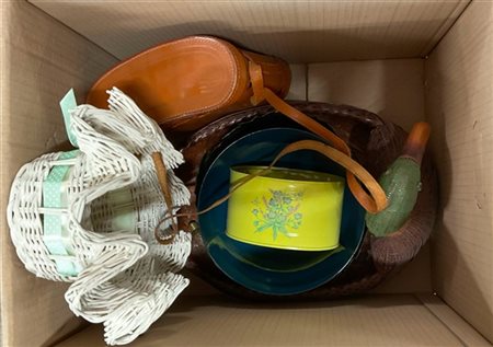 Due cartoni contenenti numerosi vassoi, cestini e altri oggetti di materiali e