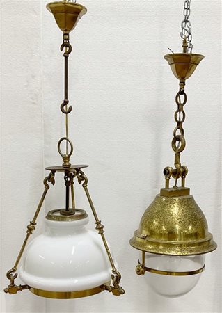 Lotto composto da due lampade da sospensione in ottone e vetro (difetti)