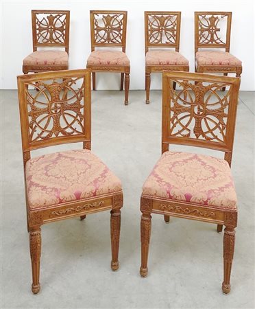 Gruppo di sei sedie in ciliegio, schienale riccamente traforato e intagliato a