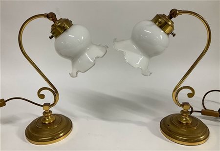 Lotto composto da due lampade da tavolo ed un piccolo lampadario a tre luci in