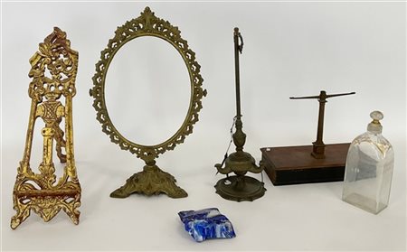 Lotto composto da diversi oggetti in materiali vari di usi e decori differenti