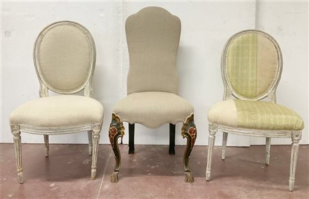 Lotto composto da coppia di antiche sedie in legno intagliato e dipinto con gam