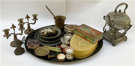 Cartone contenente diversi oggetti in metallo e altri materiali di varie epoche