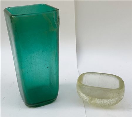 Manifattura di Murano. Lotto composto da un vaso in vetro verde con inclusioni