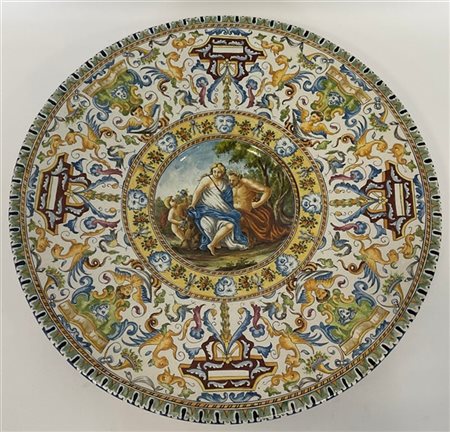 Grande piatto da parete in ceramica dipinta in policromia decorata nel cavetto