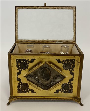 Cofanetto con set porta liquore in metallo dorato e argentato, coperchio in vet